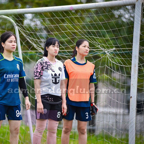 电子、桌游与捕鱼三类的几何化符号，由墨线与朱红点色构成